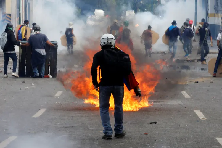 Protesto em Caracas: entre os feridos estão seis deputados (Carlos Garcia Rawlins/Reuters)