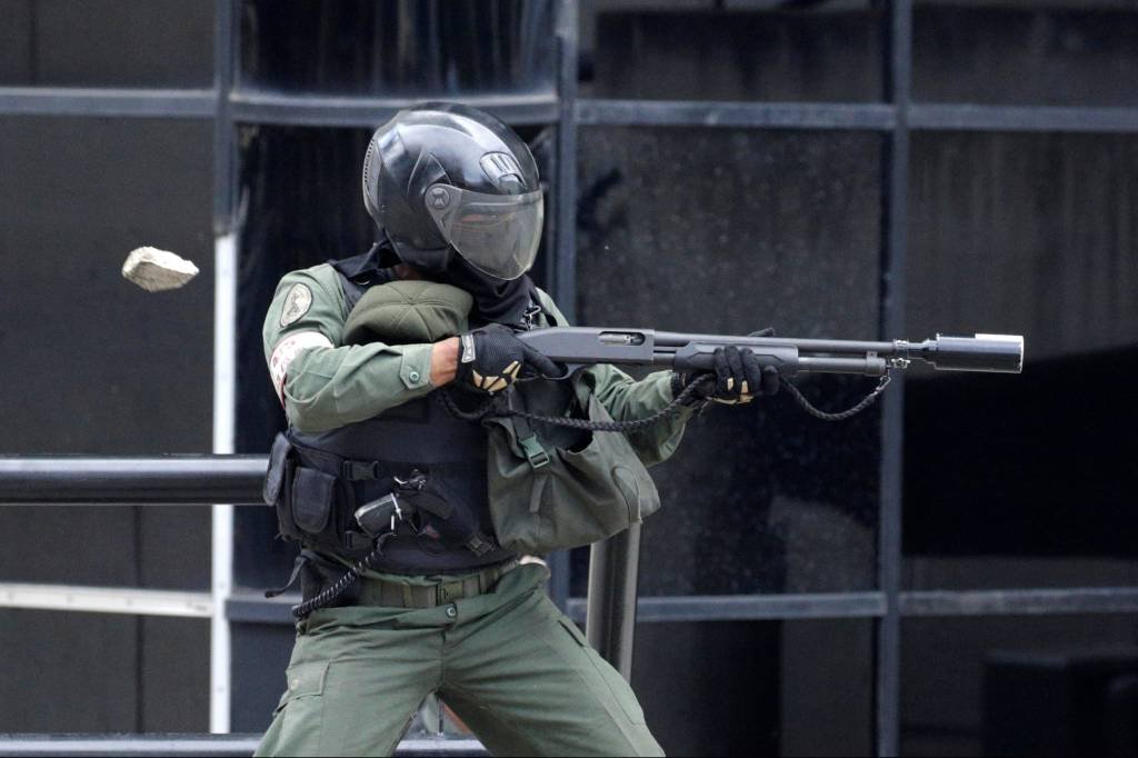 Policial morre após ser baleado em protesto na Venezuela
