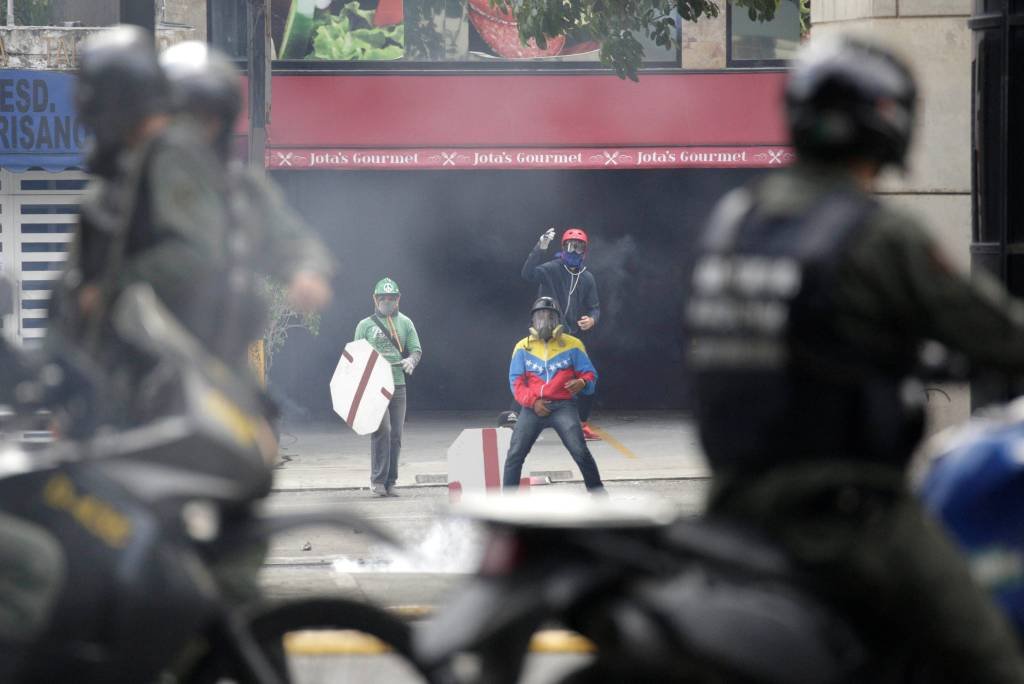 Estudantes organizam protestos contra Maduro apesar de violência