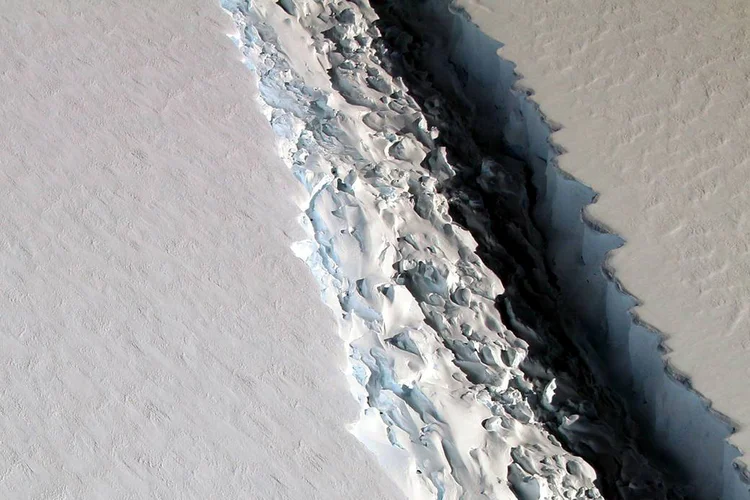 Tamanho projetado do iceberg é mais de 300 mil vezes superior ao do iceberg de 125 metros que provocou o naufrágio do Titanic (John Sonntag/NASA/Reuters)