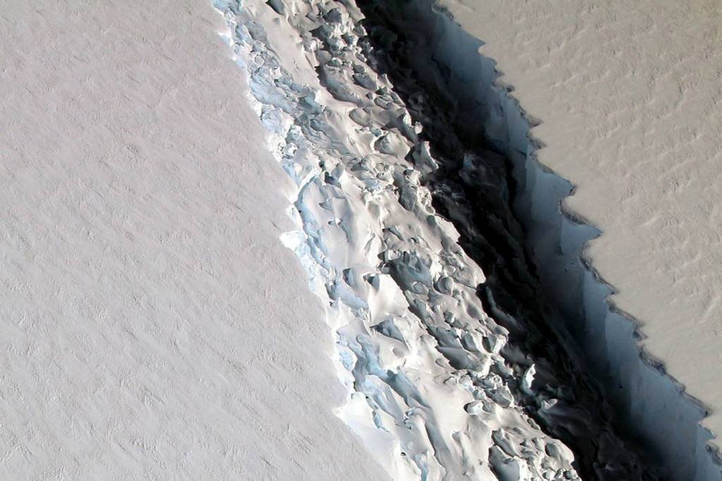 Antártida pode criar iceberg 300 mil vezes maior que o do Titanic