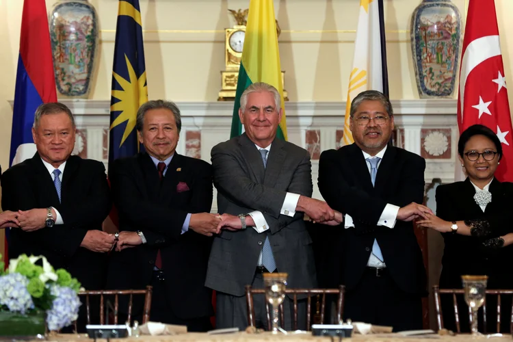 Rex Tillerson de mãos dadas com representantes do ASEAN: "Não estamos pedindo especificamente a nenhum país que corte seus laços diplomáticos, mas que revisem as relações que têm" (Yuri Gripas/Reuters)