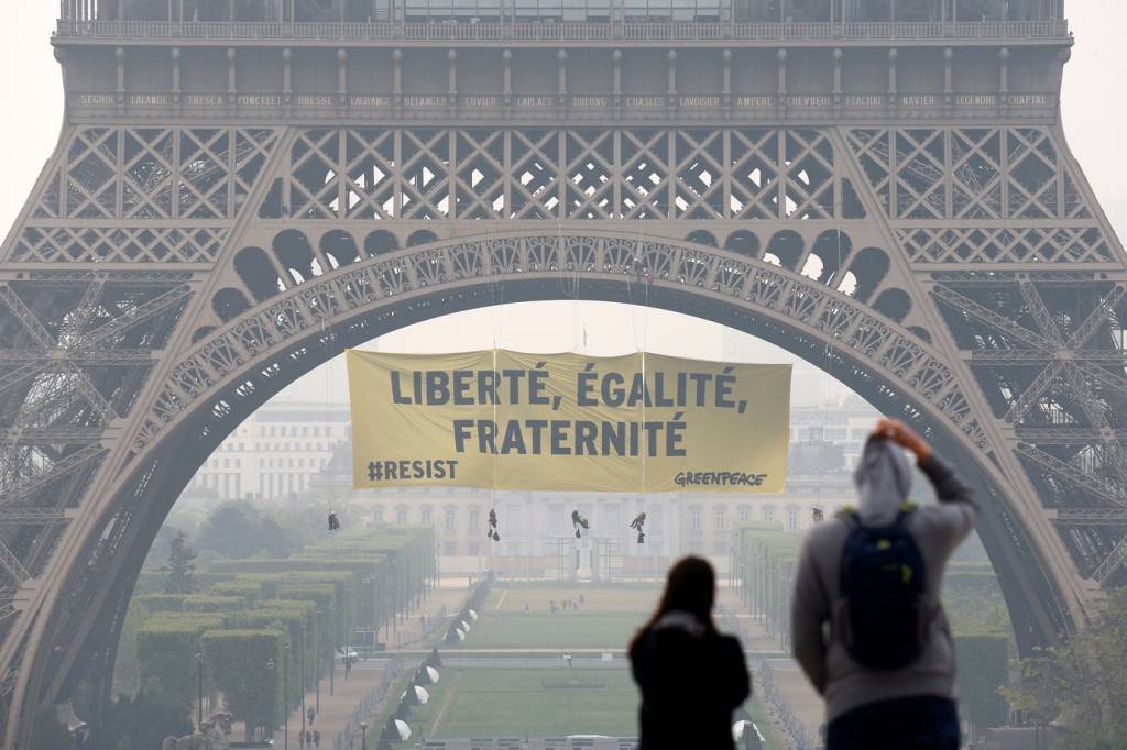 Ação do Greenpeace na Torre Eiffel aciona alerta de segurança