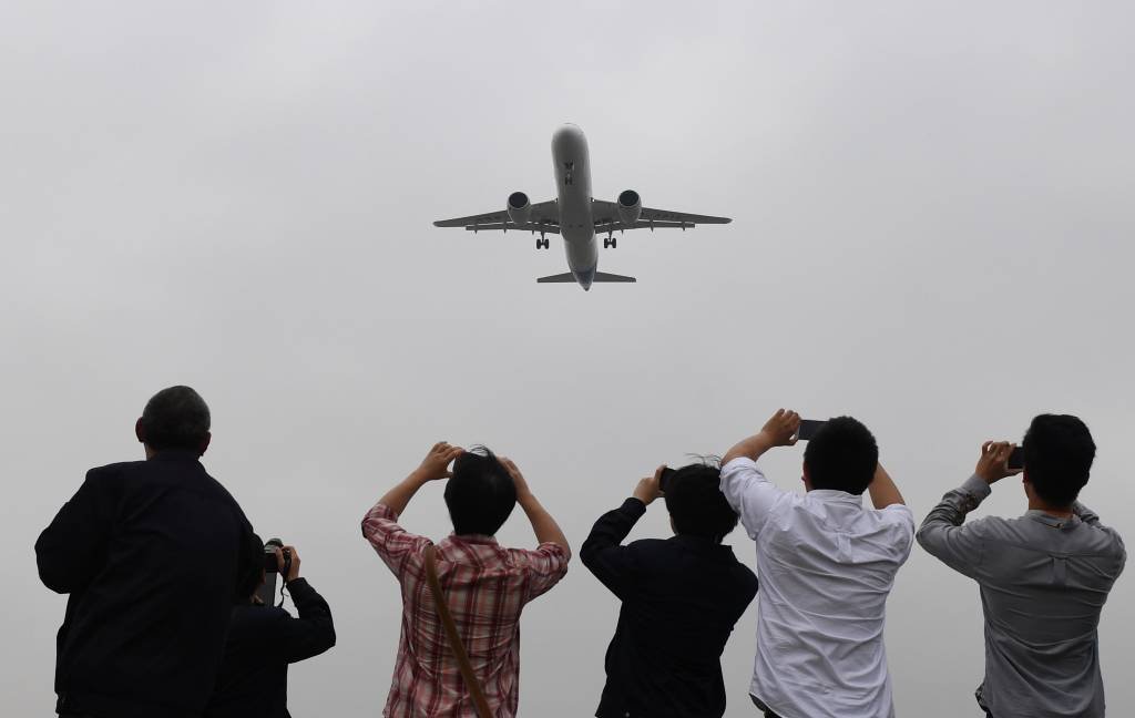 Primeiro grande avião de passageiros chinês faz voo inaugural