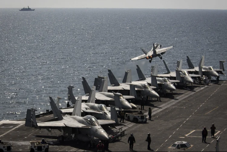Porta-aviões USS Carl Vinson durante operações de voo no Oceano Pacífico no dia 02/03/2017 (Matthew Granito/Courtesy U.S. Navy/Handout/Reuters)