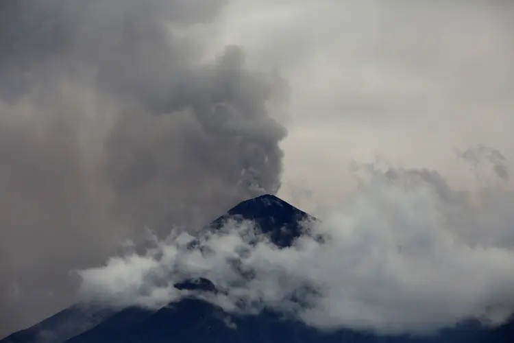 Vulcão: os habitantes da comunidade Panimaché I foram evacuados preventivamente pela erupção do vulcão (Luis Echeverria/Reuters)