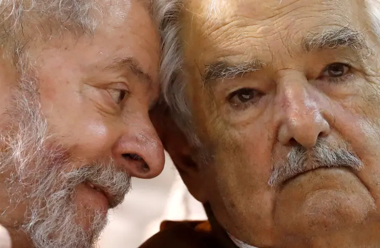 Lula e Mujica: o ex-presidente do Uruguai pediu aos trabalhadores brasileiros que "não cometam os mesmos erros da burguesia paulista" (Leonardo Benassatto/Reuters)