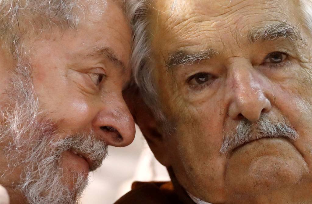 Lula e Mujica pedem que povo se junte e recupere o poder