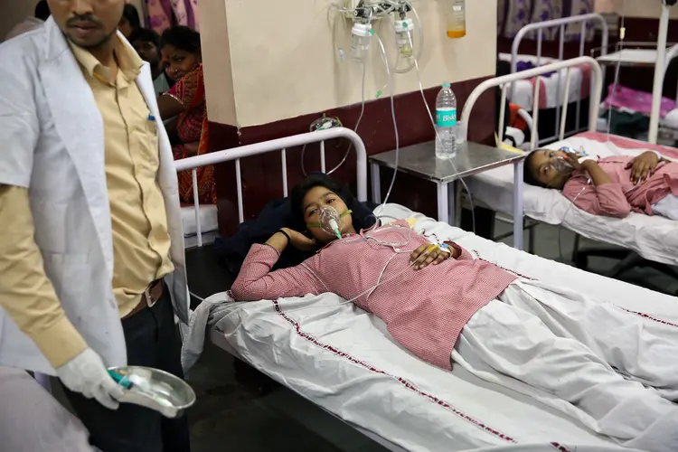 Crianças em hospital de Nova Déli: a polícia adotará medidas contra os responsáveis do depósito por negligência (foto/Reuters)