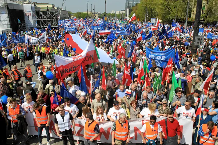 Protesto na Polônia: o governo tem sido atacado pela União Europeia por mudanças no tribunal constitucional (Przemek Wierzchowski/Reuters)