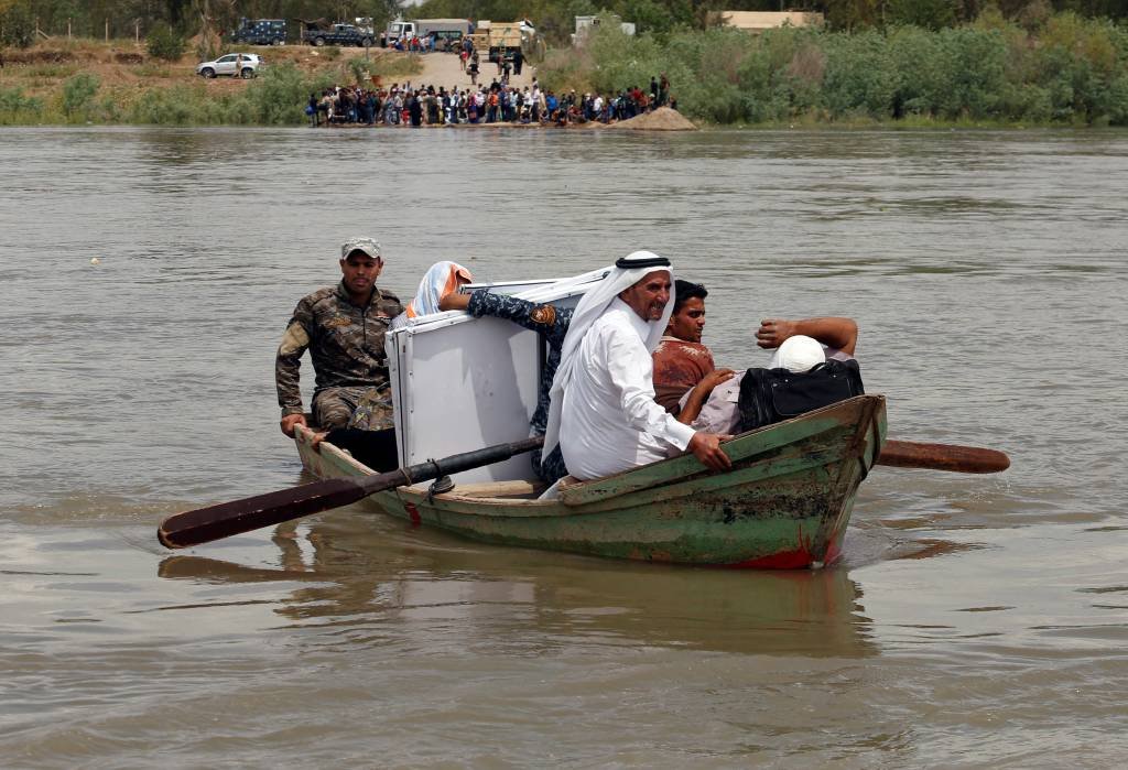Inundações forçam moradores de Mosul a fugir da guerra em barcos