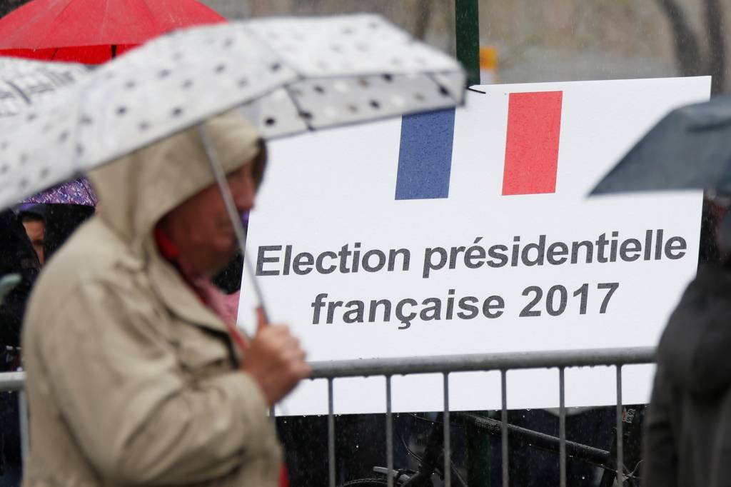 Temendo abstenções, Macron parte como favorito nas eleições