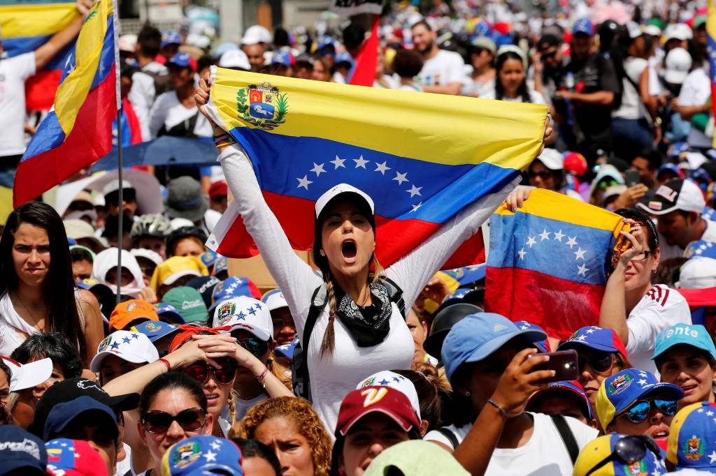 Mulheres venezuelanas marcham contra a repressão e pela paz