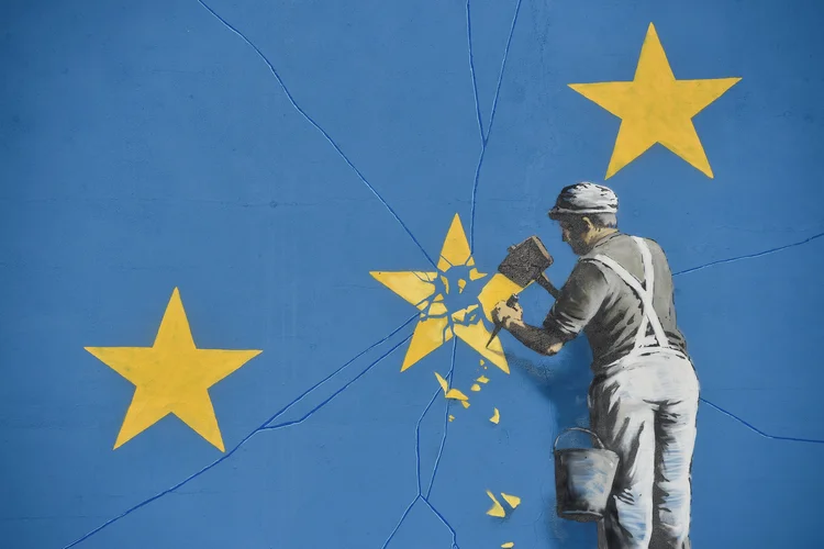 Mural de Banksy: a estrela que o trabalhador tira na obra de Banksy corresponde ao Reino Unido (Hannah McKay/Reuters)