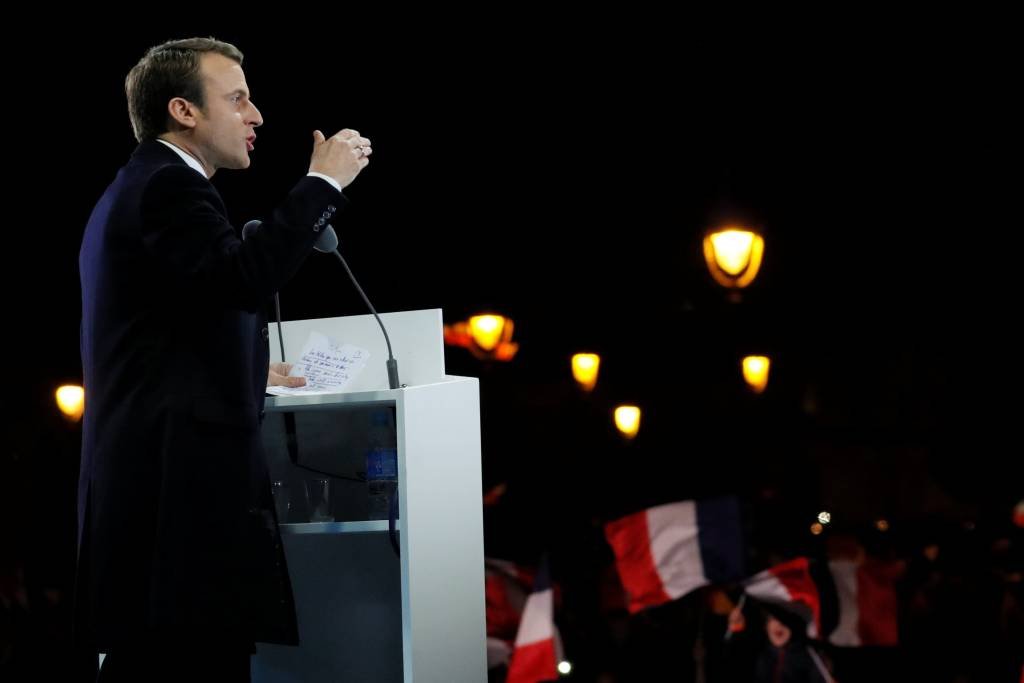 Macron diz a Trump que defenderá Acordo de Paris