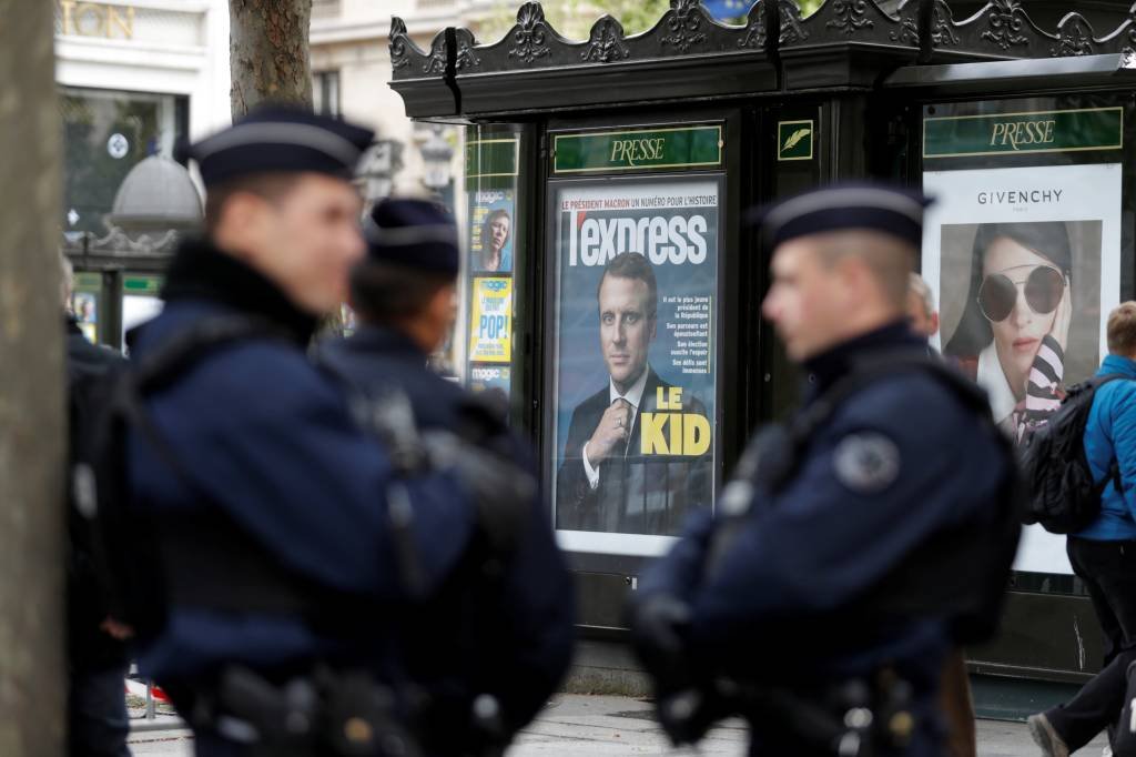 Polícia em Paris: Macron derrotou Le Pen por 66% a 34% dos votos (Eric Gaillard/Reuters)
