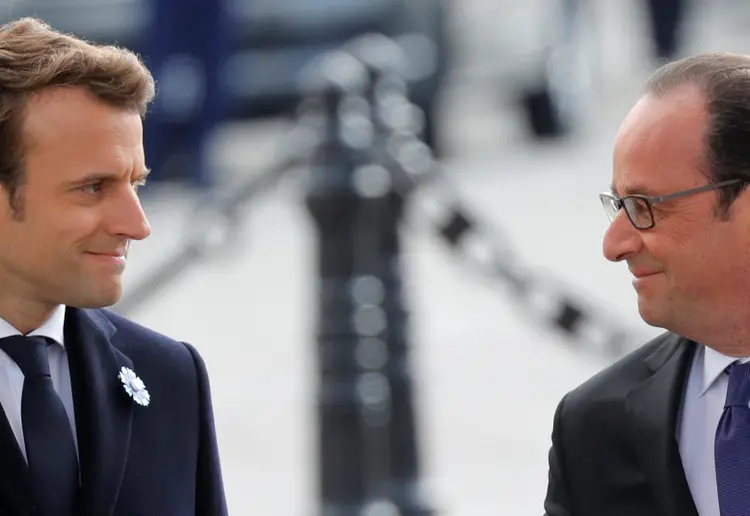 Macron e Hollande: os dois políticos cumprimentaram, um por um, um grupo de veteranos que estavam sob o emblemático Arco do Triunfo (Philippe Wojazer/Reuters)