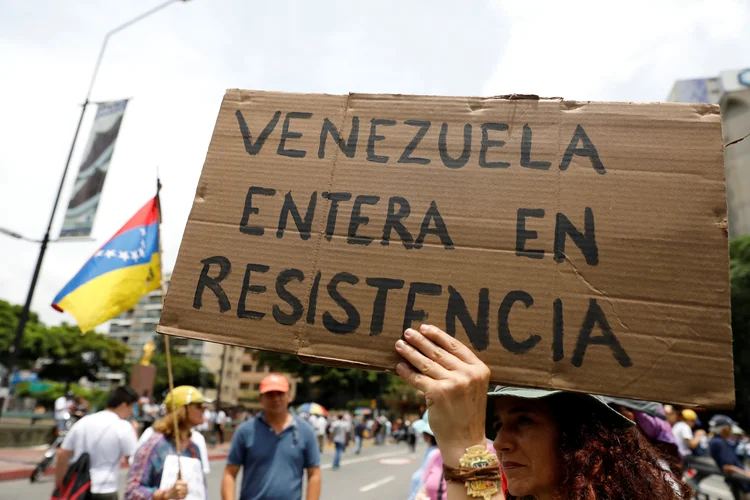 Venezuela: desde que se iniciaram os protestos, há quase dois meses, forças de segurança bloquearam todas as mobilizações opositoras próximas à sede do governo (Carlos Garcia Rawlins/Reuters)
