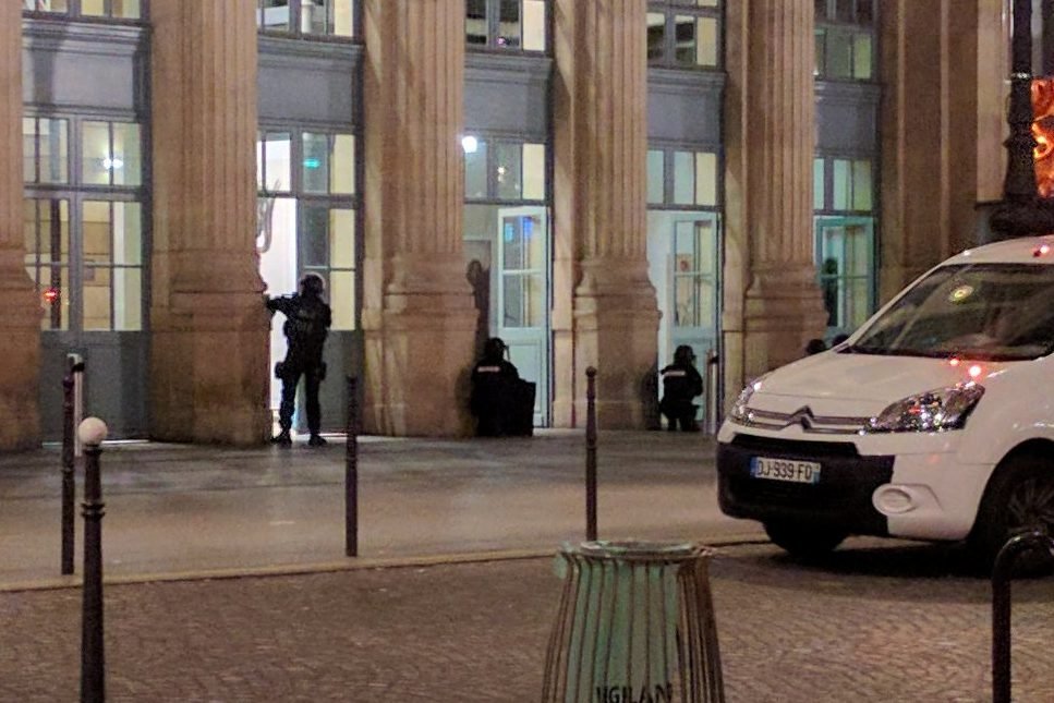Polícia esvazia estação de trem em Paris após alerta de segurança