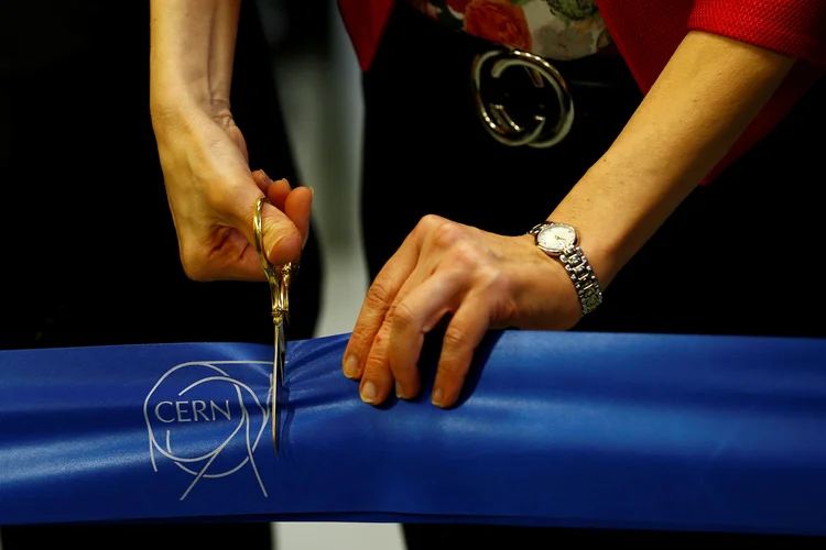 Cern: novo acelerador de partículas pode ajudar médicos a tratar pacientes com câncer e especialistas a analisar trabalhos de arte (Denis Balibouse/Reuters)