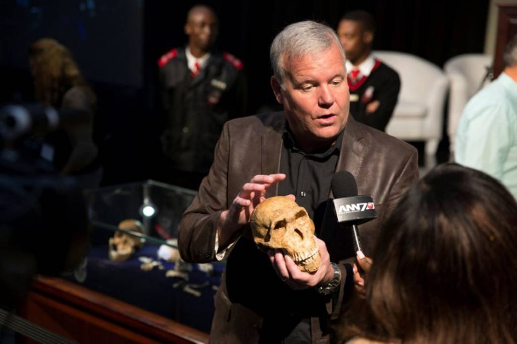 Professor Lee Berger segura um molde de gesso de crânio da espécie Homo naledi, perto da cidade de Johanesburgo, na África do Sul (James Oatway/Reuters)