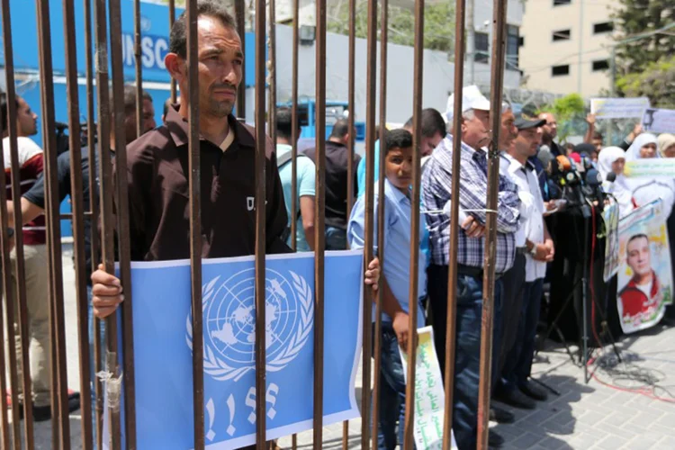 Homem protesta em apoio a prisioneiros palestinos que estão em greve de fome em prisões de Israel (Ibraheem Abu Mustafa/Reuters)