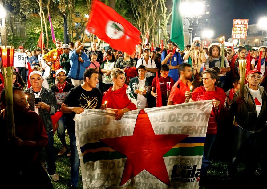 <span>Membros do PT viajam a Curitiba para apoiar Lula durante depoimento ao juiz Sérgio Moro</span>