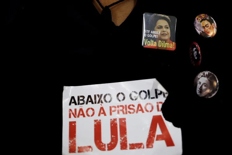 Membro do Movimento dos Sem-Teto (MST) viaja a Curitiba em apoio a Lula no dia de seu interrogatório em 10/05/2017 (Nacho Doce/Reuters)