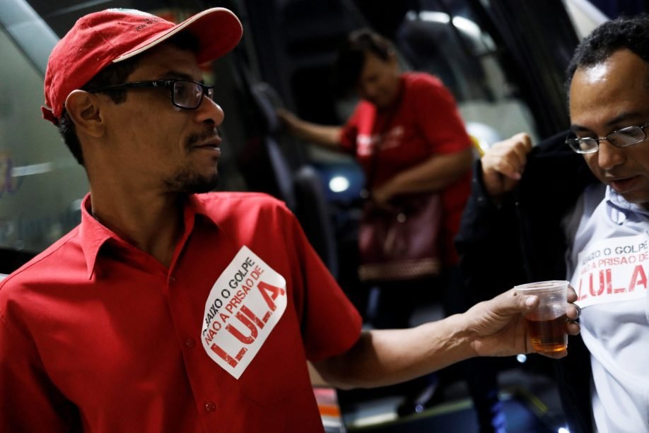 <span>Membro do Movimento dos Sem-Teto (MST) viaja</span><span> a Curitiba para apoiar Lula durante depoimento ao juiz Sérgio Moro</span>