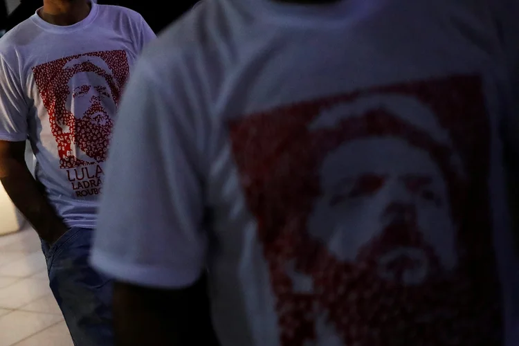 Membros do MTST apóiam Lula em Curitiba: ex-presidente continua polarizando as paixões do Brasil (Nacho Doce/Reuters)