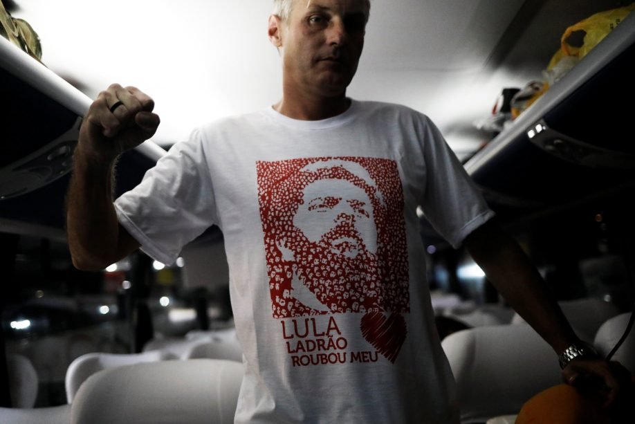 <span>Membro do Movimento dos Sem-Teto (MST) viaja</span><span> a Curitiba para apoiar Lula durante depoimento ao juiz Sérgio Moro</span>