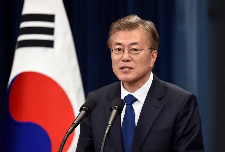 Moon Jae-in: Moon, de 64 anos e um político de esquerda, é um veterano defensor dos direitos humanos, e já havia afirmado que é favorável a uma aproximação menos conflituosa com o Norte (Jung Yeon-Je/Reuters)