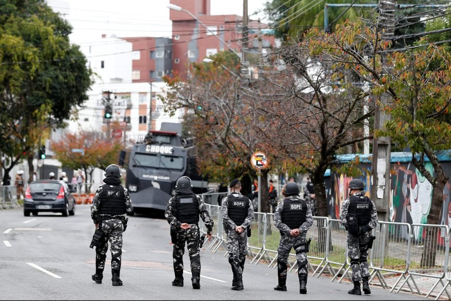 <span>Polícia patrulha rua de Curitiba antes do interrogatório de Lula para o juiz Sérgio Moro</span>