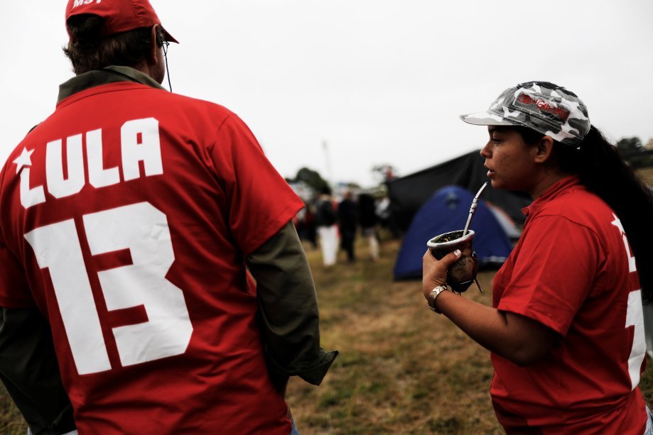 <span>Membros do Movimento dos Sem-Teto (MST) viajam</span><span> a Curitiba para apoiar Lula durante depoimento ao juiz Sérgio Moro</span>