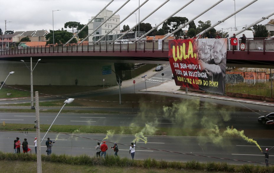 <span>Banner em </span><span>Curitiba</span><span> mostra </span><span>apoio a</span><span> Lula </span><span>que presta</span><span> depoimento ao juiz Sérgio Moro</span>