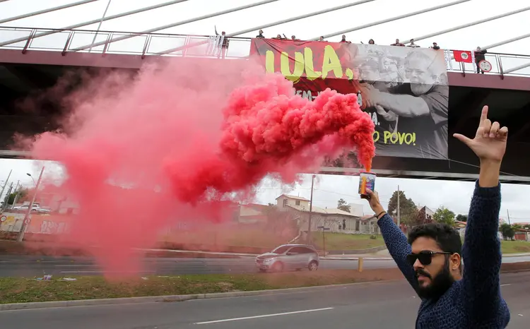 Manifestante em apoio a Lula, que presta depoimento a Sérgio Moro, em Curitiba 10/05/2017 (Paulo Whitaker)