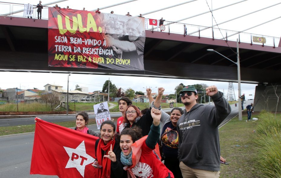 <span>Manifestantes em avenida de </span><span>Curitiba</span><span> mostram </span><span>apoio a</span><span> Lula </span><span>que presta</span><span> depoimento ao juiz Sérgio Moro</span>