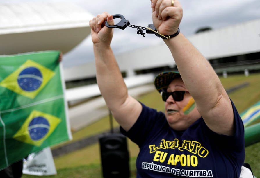 <span>Manifestante a favor da Lava Jato, acompanha depoimento do Lula a juiz Sérgio Moro, em Curitiba</span>