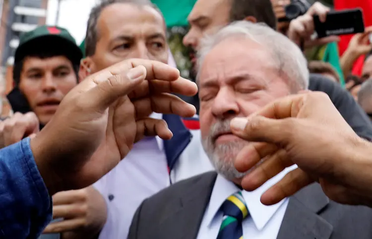 Lula: os advogados disseram que houve "ilegalidade da atuação" ao convocarem uma entrevista à imprensa para apresentá-lo como "chefe da organização criminosa" em uma apresentação de Power Point (Nacho Doce/Reuters)