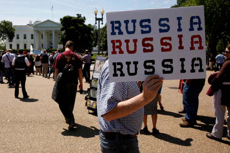 Demissão do diretor do FBI gera protestos: a demissão surpreendeu Washington e envolveu o presidente ainda mais em polêmicas (Jonathan Ernst/Reuters)