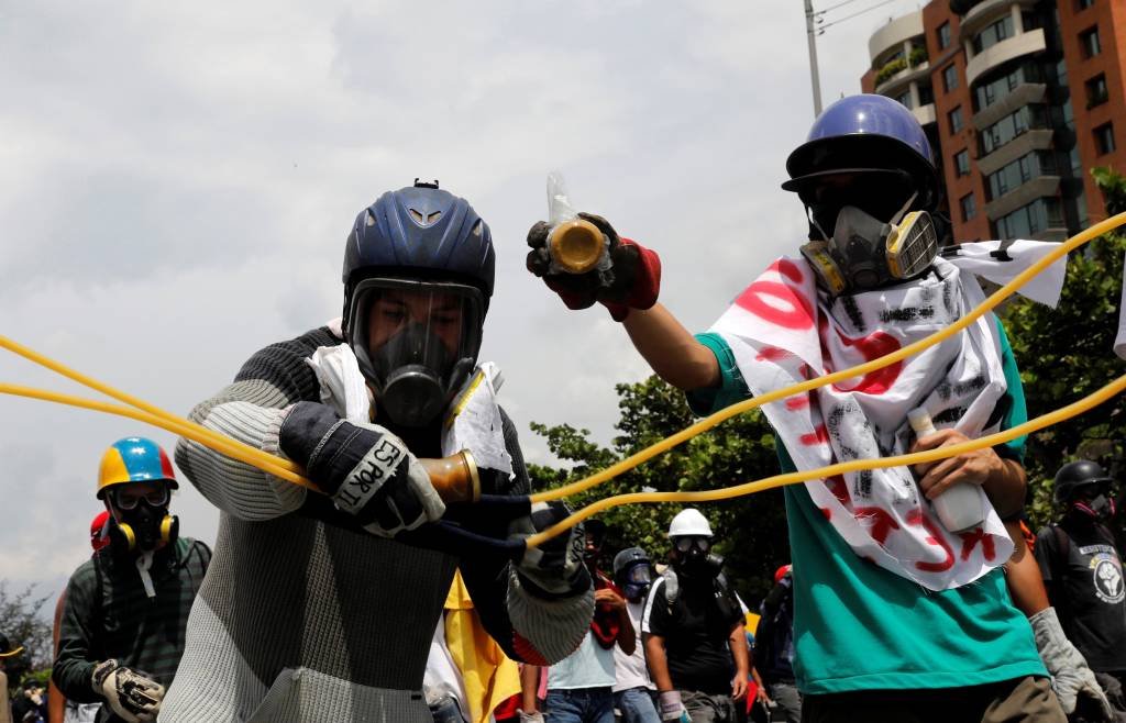 Manifestantes atiram fezes contra soldados na Venezuela