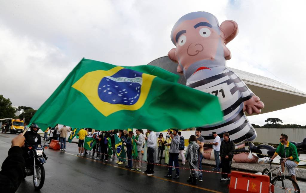 Manifestantes pró-Lava Jato fazem ato enquanto Lula depõe a Moro