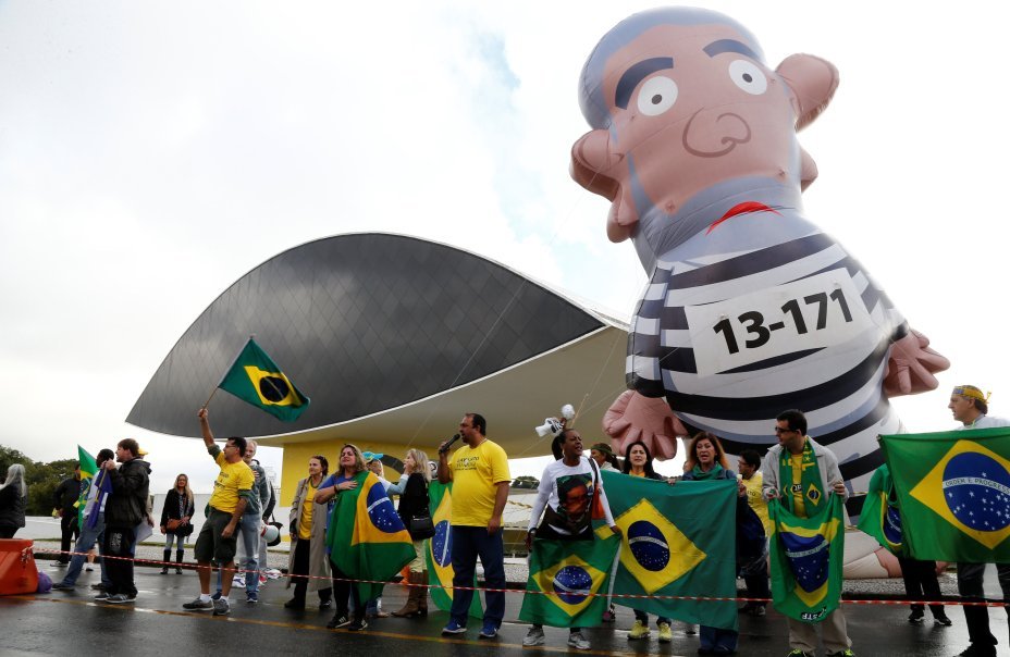 Manifestantes sustentam Pixuleco, boneco inflável de Lula próximo ao depoimento, em Curitiba