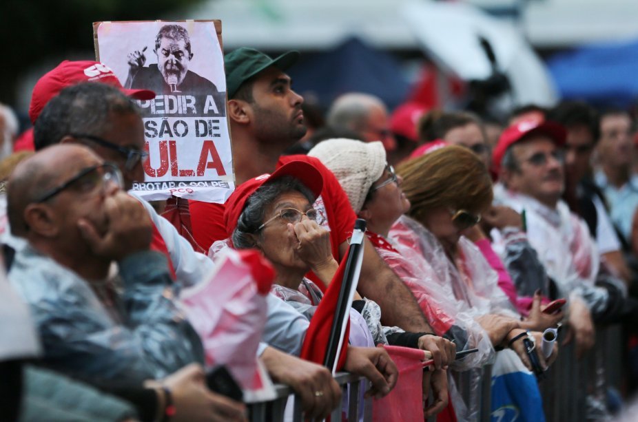 Manifestantes pró-Lula protestam em Curitiba no dia de seu depoimento a Sergio Moro (10/05)