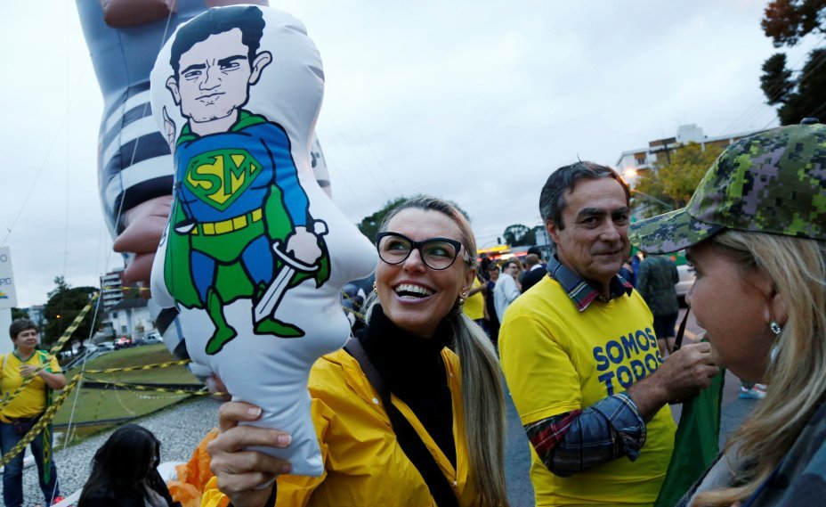 Manifestantes pró-Moro se mobilizam em Curitiba, no dia do depoimento do petista a Sergio Moro (10/05)
