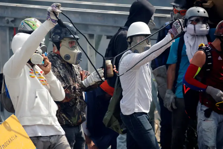Protestos: os "puputov" foram utilizados no fim de semana passado em um protesto em Los Teques (Carlos Garcia Rawlins/Reuters)