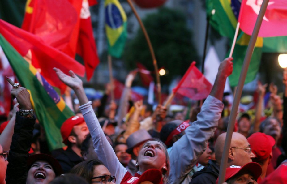 Manifestantes pró-Lula protestam em Curitiba no dia de seu depoimento a Sergio Moro (10/05)