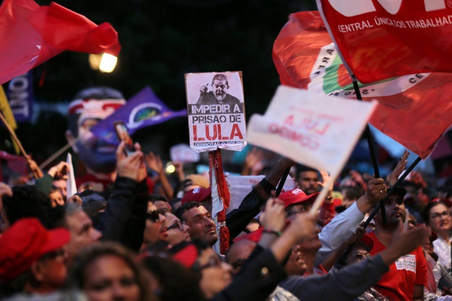 Manifestantes pró-Lula durante seu depoimento para o juiz Sérgio Moro em Curitiba, dia 10/05/2017