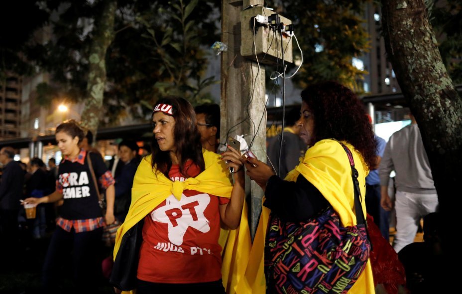 Manifestantes pró-Lula carregam aparelhos de celular durante depoimento do ex-presidente para Moro em Curitiba, dia 10/05/2017