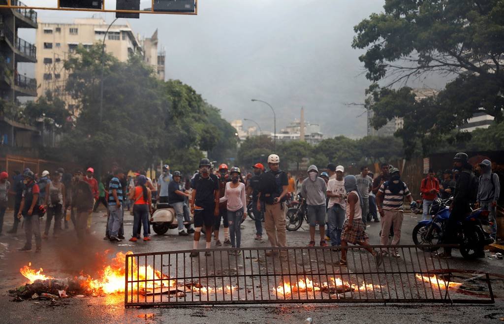 Desconhecidos atiram contra manifestação opositora em Caracas